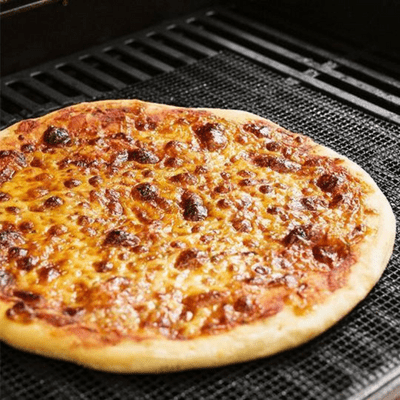 Cooking pizza over a grill mat